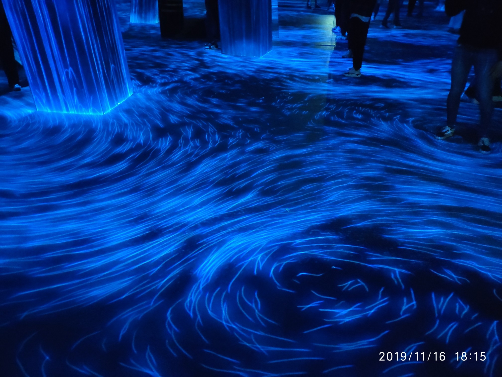 打卡上海 teamLab 无界美术馆，解锁热门艺术拍照圣地